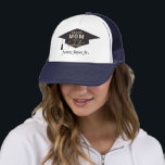 Casquette Nom de l'obtention du diplôme de la mère fière<br><div class="desc">Trendy Black and Gold Graduation Fière Maman du chapeau de camionneur Graduate avec Casquette Graduate et élégant script de calligraphie en or métallisé faux feuille. Très Classy, unisex, vous pouvez changer le mot "maman" en papa, grand-mère, grand-père, frère, sis, et sélectionner la taille des hommes, des femmes ou des enfants....</div>