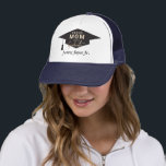 Casquette Nom de l'obtention du diplôme de la mère fière<br><div class="desc">Trendy Black and Gold Graduation Fière Maman du chapeau de camionneur Graduate avec Casquette Graduate et élégant script de calligraphie en or métallisé faux feuille. Très Classy, unisex, vous pouvez changer le mot "maman" en papa, grand-mère, grand-père, frère, sis, et sélectionner la taille des hommes, des femmes ou des enfants....</div>