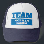 Casquette Nom d'équipe ou nom de famille personnalisé bleu é<br><div class="desc">Casquette d'événement d'équipe graphique typographique en bleu. Lectures : Equipe,  puis personnalisation avec votre nom d'équipe. Parfait pour les événements d'équipe bleue,  les rassemblements de famille,  les événements sportifs,  les événements de team building et plus encore. D'autres couleurs sont également disponibles. Conception par www.mylittleeden.com</div>