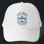 Casquette Nom du bateau de la bordure de la corde d'ancrage<br><div class="desc">Chapeau de camion avec ancre marine bleu foncé entourée d'une bordure de corde. De l'autre côté de l'ancre se trouve un ruban bleu portant le nom de votre bateau.  Ajoutez le titre,  par exemple First mate,  en haut et un nom personnalisé en bas.</div>
