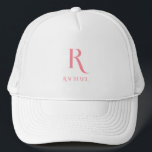 Casquette Nom du monogramme rose élégant minimal<br><div class="desc">Il s'agit d'un monogramme simple, élégant, moderne, personnalisé et design de nom. Ce design chic est en tendance typographie rose stylisée. Il est parfait pour un cadeau personnalisé ou idéal comme un joli nouvel ajout à votre garde-robe. Ajoutez simplement votre lettre initiale et votre nom en les tapant dans la...</div>