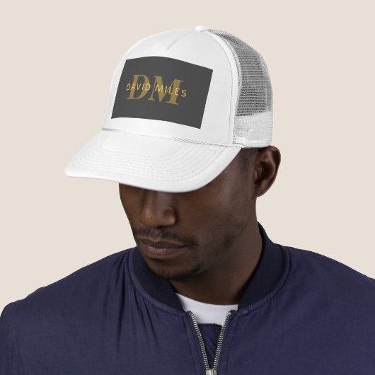 Casquette Nom et monogramme élégant | Or et gris foncé (En situation)