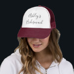 Casquette Noms des demoiselles d'honneur Calligraphie Typogr<br><div class="desc">Ce beau chapeau personnalisé est parfait pour toutes les demoiselles d'honneur du cortège de la mariée ! Remplacez le nom fictif par le nom de la mariée. "Demoiselle d'honneur d'Ashley" (ou tout autre nom de mariée) est en calligraphie de style manuscrit. Choisissez une couleur de chapeau pour assortir à vos...</div>