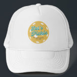 Casquette Orange Pickleball Pickle Texte personnalisé<br><div class="desc">Super fun pickleball casquette avec un pickleball orange, "Let's Pickle" dans une police turquoise rétro cool et votre texte personnalisé. Ajoutez un nom de joueur, un nom de club de pickleball, un dicton amusant, etc. Fait le cadeau/souvenir parfait pour toute fête de pickleball ou tournoi ou événement spécial de pickleball....</div>