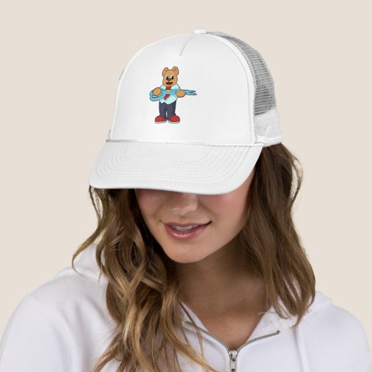 Casquette Ours comme coiffeur avec ciseaux (En situation)