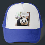 Casquette Panda Bear Shakespeare Citation Élégante Moderne<br><div class="desc">Panda Bear Shakespeare Citation Élégante Modèle moderne tendance Royal Bleu Chapeau de camionneur blanc.</div>