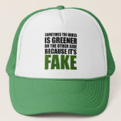 Casquette Parfois, l'herbe est plus verte parce qu'elle est  (Devant)