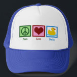 Casquette Peace Love Ducks<br><div class="desc">Un joli cadeau parfait pour quelqu'un qui aime les canards ou les cadeaux amicaux pour bébé. Un signe de paix vert,  un coeur roux,  et un canard en caoutchouc jaune mignon.</div>