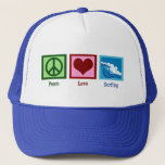Casquette Peace Love Surfing<br><div class="desc">Un signe de paix,  un coeur et de belles vagues bleues qui s'écrasent dans l'océan.</div>