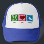 Casquette Peace Love Surfing<br><div class="desc">Un signe de paix,  un coeur et de belles vagues bleues qui s'écrasent dans l'océan.</div>