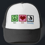 Casquette Peace Love Windsurf<br><div class="desc">Panneau de tranquillité, coeur, planche à voile sur le bleu de l'océan.</div>