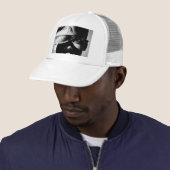 Casquette penchant pour le rouge (En situation)