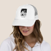 Casquette père Noël contemporaine sur le toit noir et blanc (En situation)