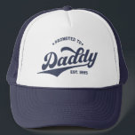 Casquette Personnalisé à papa Nouvelle Fête des pères papa<br><div class="desc">Promoté sur mesure pour papa New Dad Fête des pères T-shirt : un cadeau parfait pour les papas de la première fois! Ce tee est personnalisable avec une année personnalisée, ce qui le rend idéal pour les baby showers, les congés de paternité ou la vie quotidienne de papa.</div>