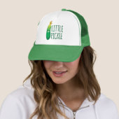 Casquette Petite chiche mignonne chiche verte portant des lu (En situation)