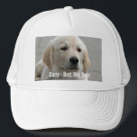 Casquette Photo personnalisée et nom de chien de golden<br><div class="desc">Personnalisez ce souvenir de chien de golden retriever avec votre photo du chien ou du chiot et nom (ou toute autre photo d'animal familier ou de personne/nom). Le texte lit le "meilleur chien jamais" ou ajoute votre propre texte - nous aimons la marguerite (le nom de votre chien), l'anniversaire du...</div>