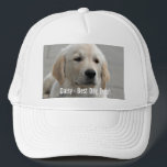 Casquette Photo personnalisée et nom de chien de golden<br><div class="desc">Personnalisez ce souvenir de chien de golden retriever avec votre photo du chien ou du chiot et nom (ou toute autre photo d'animal familier ou de personne/nom). Le texte lit le "meilleur chien jamais" ou ajoute votre propre texte - nous aimons la marguerite (le nom de votre chien), l'anniversaire du...</div>
