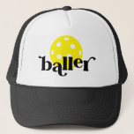 Casquette Picker Baller Funny Noir et blanc<br><div class="desc">Chapeau de camionneur noir et blanc et jaune amusant à cornichons avec icone de pickleball couleur jaune vif et "baller" dans une police de bloc serif à la mode,  parfait pour le joueur de pickleball.</div>