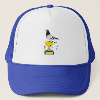 Casquette pigeon sur le trophée avec l'oeuf d'or