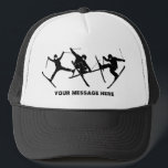 Casquette Pour skieurs Ski Tricks Graphiques Personnalisés<br><div class="desc">Ce casquette est prêt à être personnalisé avec un nom,  un message personnalisé ou votre spot de ski préféré. Il présente des graphismes silhouettes en noir de 3 skieurs effectuant des tours de ski.</div>