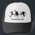 Casquette Pour skieurs Ski Tricks Graphiques Personnalisés<br><div class="desc">Ce casquette est prêt à être personnalisé avec un nom,  un message personnalisé ou votre spot de ski préféré. Il présente des graphismes silhouettes en noir de 3 skieurs effectuant des tours de ski.</div>