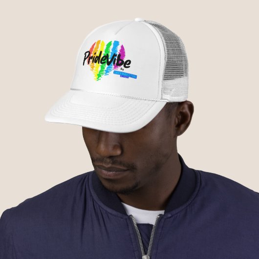 Casquette PrideVibe Rainbow Heart Trucker : gras et non cons (En situation)