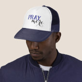 Casquette Priez davantage (En situation)
