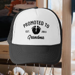 Casquette Promu À Grand-Mère Empreintes Bébé<br><div class="desc">Promu à grand-mère est. 20XX en typographie noire avec empreintes de bébé de couleur noire. Parfait comme cadeau pour le présent ou bientôt grand-mère pour la fête des mères,  l’anniversaire ou comme bébé,  dévoilez un cadeau à porter pour les photos de famille avec le nouveau-né.</div>