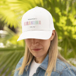 Casquette Promu à Grand-mère EST 2025<br><div class="desc">Célébrez un moment de vie dans le style avec ce charmant chapeau de camionneur "Promoted to Grandma EST 2025". Doté d'un pastel doux et neutre, sur un arrière - plan blanc propre, ce design est un cadeau parfait pour une nouvelle grand-mère, faire-part bébé, ou fête des mères. Léger, respirant et...</div>