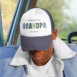 Casquette Promu à Grand-père EST 2025 | Nouveau grand-parent<br><div class="desc">Célébrez un moment marquant dans le style avec ce chapeau de camionneur "Promoted to Grandpa EST 2025"! Conçu avec une palette de couleurs moderne et neutre pour les femmes, ce casquette fait le cadeau de faire-part parfait pour les nouveaux-pères ou les grands-pères en attente. Idéal pour la fête des pères,...</div>