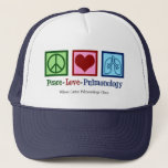 Casquette Pulmonologue personnalisable Peace Love<br><div class="desc">Casquette de pulmonologie Peace Love. Un don pulmonologue cool pour un médecin ou une infirmière en pulmonologie avec un signe de paix,  un coeur et des poumons. Un excellent design pour un spécialiste pulmonaire qui traite l'asthme et d'autres problèmes respiratoires.</div>