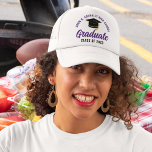 Casquette Purple Graduate Custom Class of 2025 Graduation<br><div class="desc">Ces casquettes de troisième cycle modernes et mauve personnalisés portent votre nom de lycée ou de collège pour la classe de 2025. Customisez avec votre année de graduation sous le script manuscrit chic et le casquette noir grad pour une grande fête de graduation personnalisée faveur cadeau.</div>