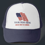 Casquette Quatrième patriotique de coutume américaine de<br><div class="desc">Célébrez le rouge, blanc et bleu avec ce casquette américain de drapeau des Etats-Unis comportant un amusement et une conception de fête de drapeau des Etats-Unis et 2 lignes de texte fait sur commande (peut être supprimé). Perfectionnez pour tout votre été, 4 juillet et célébrations patriotiques. Vérifiez nos autres conceptions...</div>
