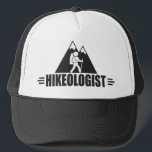 Casquette Randonnée drôle<br><div class="desc">HIKEOLOGISTE. Titre humoristique pour quelqu'un qui aime le randonnée - et, qui a un sens de l'humour. Fait un cadeau unique et drôle pour un randonneur, trekker, alpiniste. Un design noir et blanc qui présente de hautes montagnes enneigées dans l'arrière - plan et un randonneur avec sac à dos au...</div>