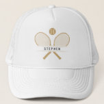 Casquette Raquettes de tennis et nom Joueur de tennis<br><div class="desc">Chapeau camionneur de joueur de tennis, spécialement conçu pour les amateurs de tennis qui aiment frapper le court en style. Doté de raquettes de tennis de style vintage traversées de façon classique avec un ballon de tennis, ce casquette saisit l'essence de l'attrait intemporel du jeu. Personnalisez votre casquette avec votre...</div>