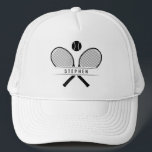 Casquette Raquettes de tennis et nom Joueur de tennis<br><div class="desc">Chapeau camionneur de joueur de tennis, spécialement conçu pour les amateurs de tennis qui aiment frapper le court en style. Doté de raquettes de tennis de style vintage traversées de façon classique avec un ballon de tennis, ce casquette saisit l'essence de l'attrait intemporel du jeu. Personnalisez votre casquette avec votre...</div>
