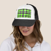Casquette Rayures entrelacées noir blanc vert (En situation)