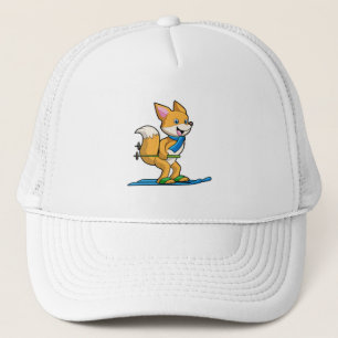 Casquette Renard en ski avec des pôles de ski