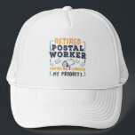 Casquette Retraite des travailleurs postaux Ma priorité Retr<br><div class="desc">Amusant travailleur postal de retirer des cadeaux pour votre transporteur de lettres préféré. Le design est moderne,  orangé et marine dans un esprit vintage en détresse. L'adage sur le design dit "Retraité Postal Worker You're No Plus My Priority" Parfait retraite des collègues ou patron à poste employé</div>