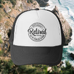 Casquette Retraité officiellement<br><div class="desc">Célébrez la retraite de votre être cher avec notre appareil téléphonique officiellement à la retraite. Ce design classique noir et blanc est simple mais élégant, ce qui en fait le cadeau parfait pour lui. Laissez-le montrer son statut légendaire d'une manière amusante et légère. Ce n'est pas seulement un coque, c'est...</div>
