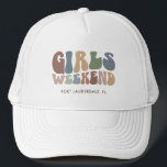 Casquette Retro Bachelorette Filles Week-end Mariée<br><div class="desc">Découvrez l'esprit du voyage des filles avec notre chapeau de camion de fin de semaine de bachelorette Retro Typographie personnalisée! Ce rétro chic et élégant est le souvenir parfait d'une escapade mémorable avec vos dames préférées. Le devant du casquette présente une typographie "Girls Weekend" d'inspiration vintage et captivante qui saisit...</div>