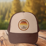 Casquette Retro Mountain Sunset Custom Family Reunion Party<br><div class="desc">Ce coucher de soleil cool orange rétro sur des montagnes rocheuses dans la nature sur de mignons casquettes assortis pour une réunion de famille,  voyage sur la route,  ou vacances d'été. Complétez votre fête avec un accessoire amusant avec votre propre nom de famille et l'année en brun rétro.</div>