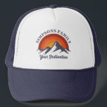 Casquette Retro Sunset Personnalisé Famille Vacances Groupe<br><div class="desc">Découvrez la nostalgie avec notre chapeau de camionneur personnalisable "Retro Sunset Family Vacation". Doté d'un coucher de soleil animé derrière des montagnes majestueuses, ce design peut inclure votre nom de famille et destination, parfait pour des excursions, des réunions ou des aventures d'été. Célébrez la convivialité dans le style et faire...</div>