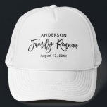 Casquette Retrouvailles de famille de script de brosse moder<br><div class="desc">Pour une réunion de famille amusante,  ce design moderne présente une police de style brush-script tendance dans un style décontracté écrit à la main. Modifiez le nom avec votre nom de famille et la date de réunion avec le texte souhaité.</div>