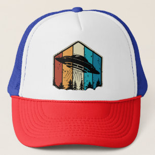 Casquette Rêverie Galactique : un OVNI survole une forêt rét