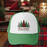 Casquette Rouges Rustiques Plaid Joyeux Arbres de Noël Perso<br><div class="desc">Ce casquette de vacances rustique personnalisé présente un plaid rouge branché et des arbres de Noël verts au-dessus de votre message Joyeux Noël. Un joli look personnalisé et traditionnel qui est actuellement de nouveau dans le style, ce cadeau festif est parfait pour une réunion de famille. Design classique et nostalgique....</div>