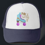 Casquette ROULER AVEC | Patinage Vintage<br><div class="desc">Design amusant pour les amateurs des années 80 ou les patineurs à rouleaux avec une illustration rétro d'un patinage à rouleaux en bleu avec rose et un faux boulon à tonnerre de parties scintillant d'or conçu dessus. Le texte de typographie dit "ROLL With IT" dans des polices amusantes écrites à...</div>
