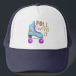 Casquette ROULER AVEC | Patinage Vintage<br><div class="desc">Design amusant pour les amateurs des années 80 ou les patineurs à rouleaux avec une illustration rétro d'un patinage à rouleaux en bleu avec rose et un faux boulon à tonnerre de parties scintillant d'or conçu dessus. Le texte de typographie dit "ROLL With IT" dans des polices amusantes écrites à...</div>