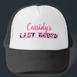 Casquette Sa Dernière soirée de bachelorette Rodeo Disco<br><div class="desc">Célébrez les mariées d'être avec ces casquettes personnalisées de la soirée de bachelorette à thème de cowgirl disco. Ils arborent le slogan amusant "DERNIER RODEO" en lettres à motifs en noir et blanc,  avec le nom de la mariée ci-dessus,  en lettres manuscrites en rose.</div>