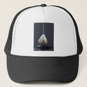 Casquette Sachet de thé est suspendu dans une tasse